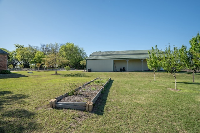 view of yard with an outbuilding