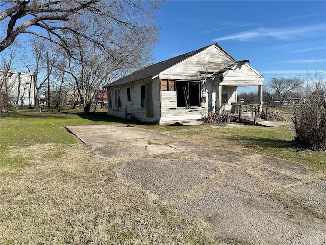 view of front of home with a front lawn