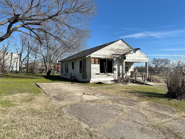 view of front of house featuring a porch and a front yard