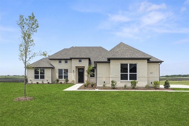 view of front of property featuring a front yard