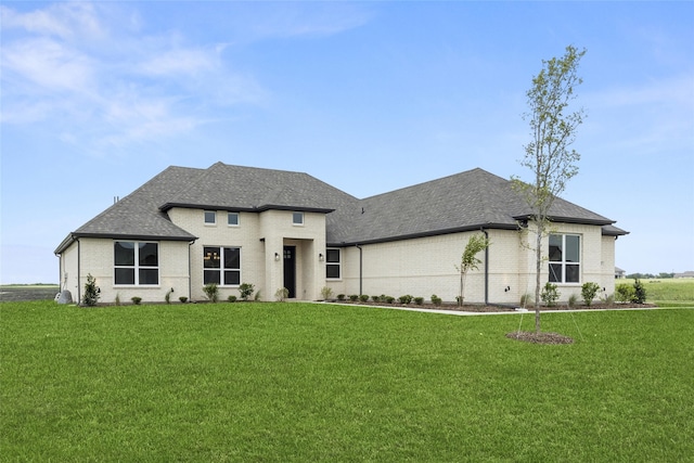 view of front of property featuring a front yard