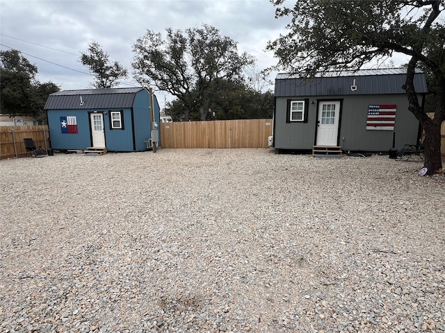 view of yard featuring an outdoor structure