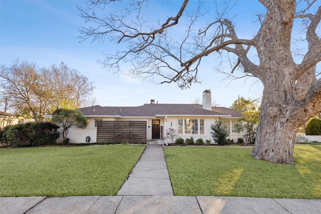 ranch-style house featuring a front lawn