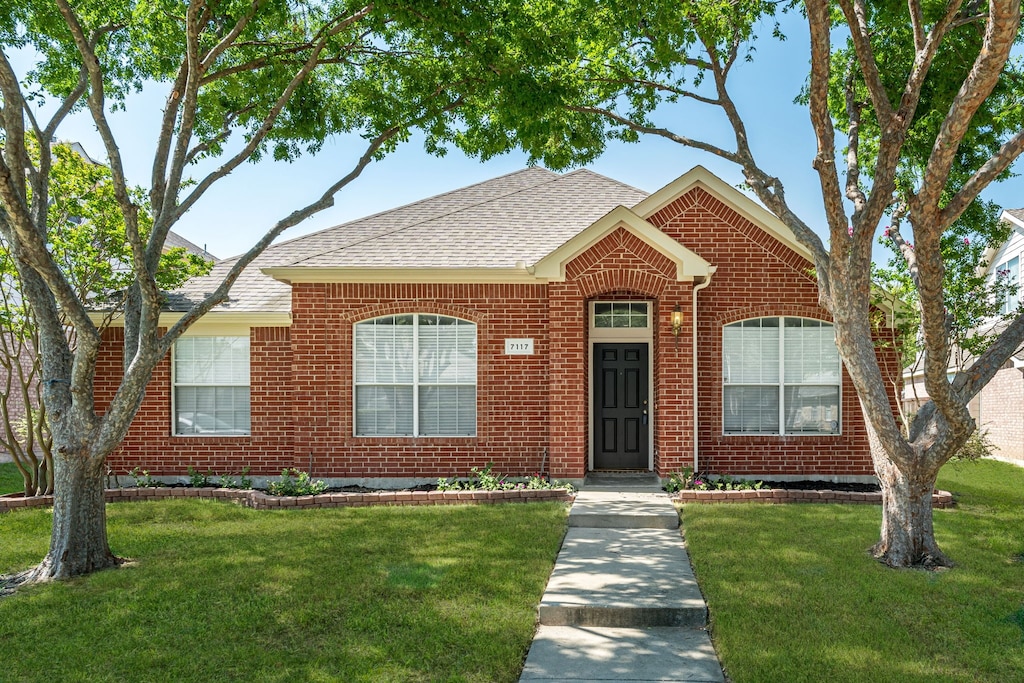 view of front of property with a front yard