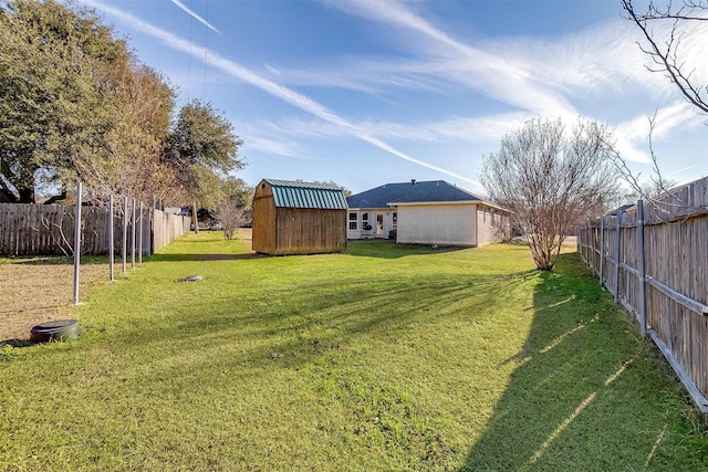 view of yard featuring a storage shed