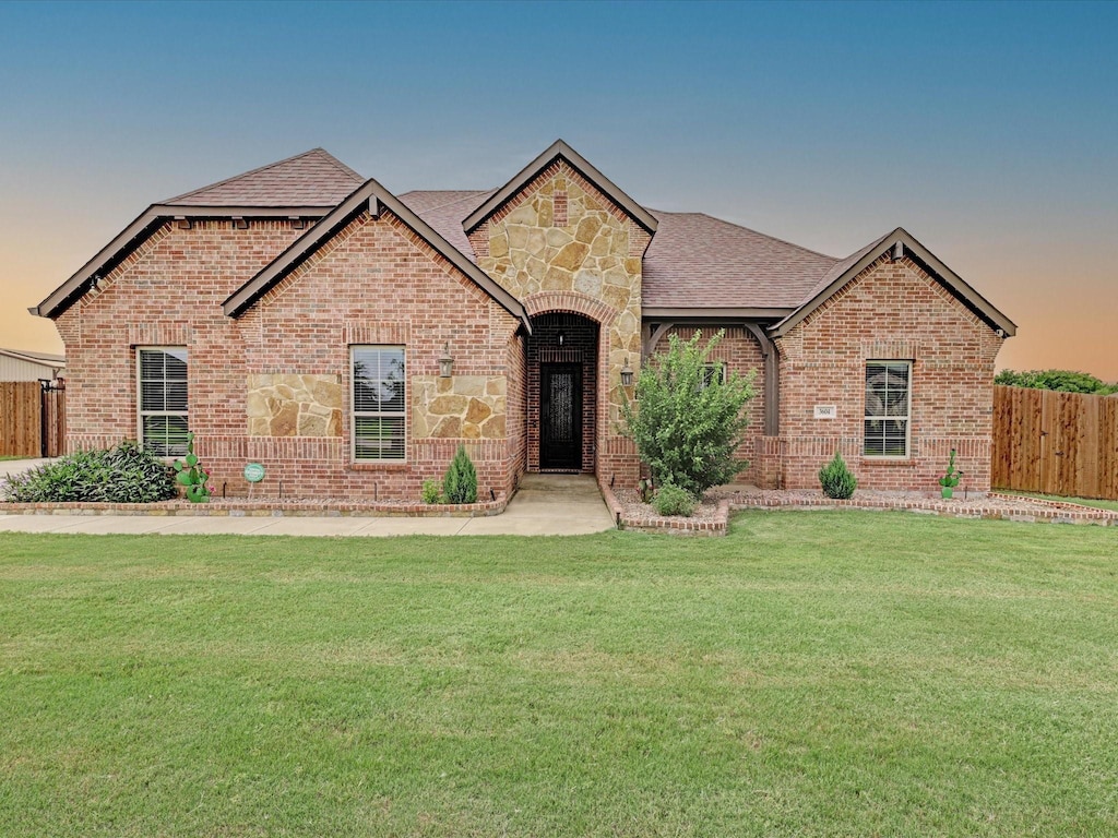 view of front facade with a lawn