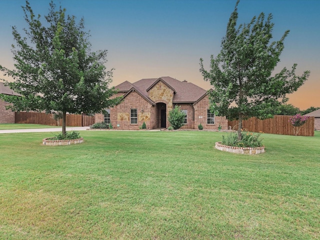 view of front facade featuring a yard