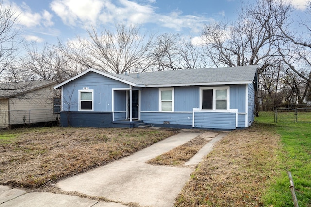 ranch-style house featuring a front yard