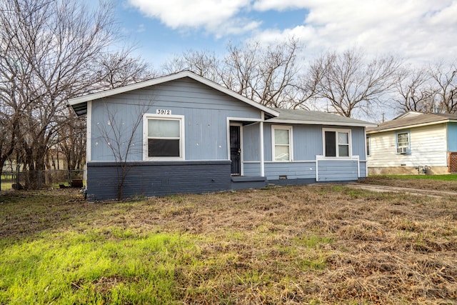 view of front of property featuring a front yard