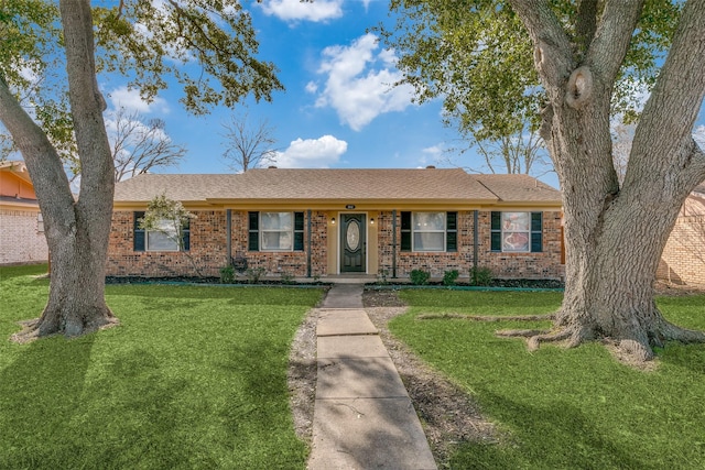 single story home with a front lawn