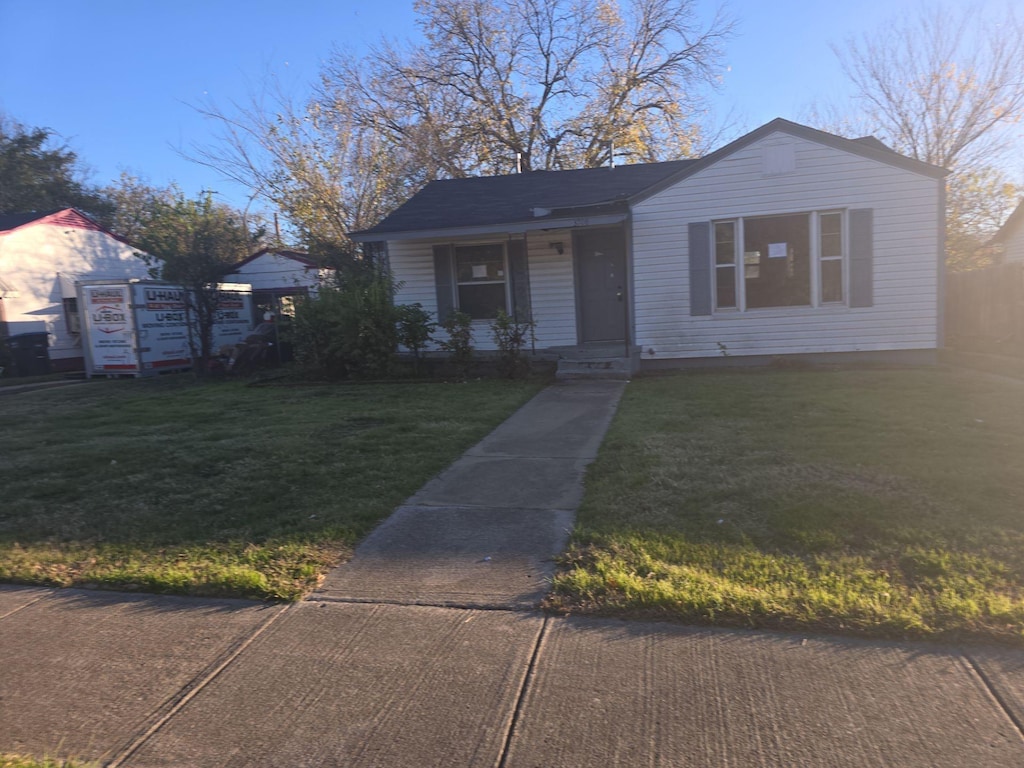 view of front of property featuring a porch and a front yard