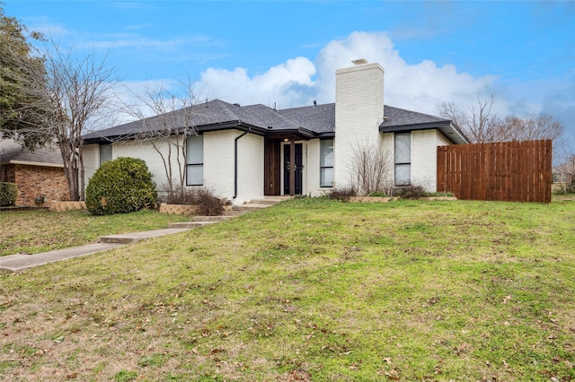 ranch-style home featuring a front lawn