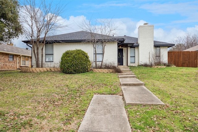 view of front facade featuring a front lawn