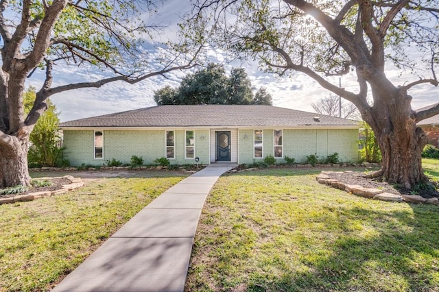 single story home featuring a front yard