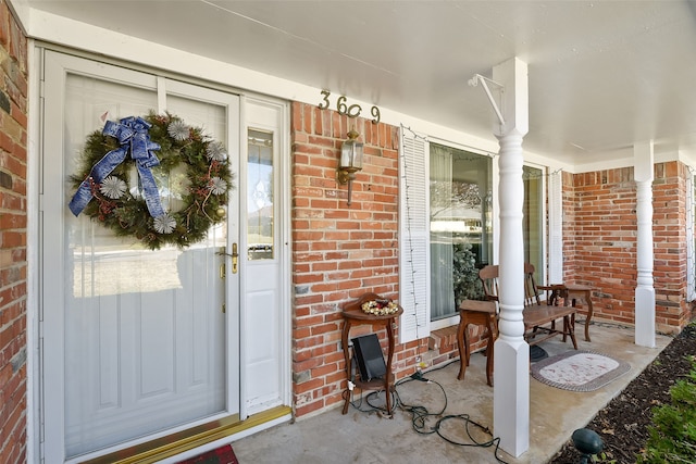 property entrance featuring a porch