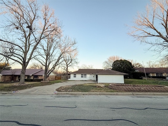 view of front facade with driveway