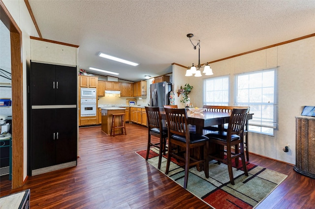 dining room featuring a textured ceiling, vaulted ceiling, a chandelier, dark hardwood / wood-style floors, and ornamental molding