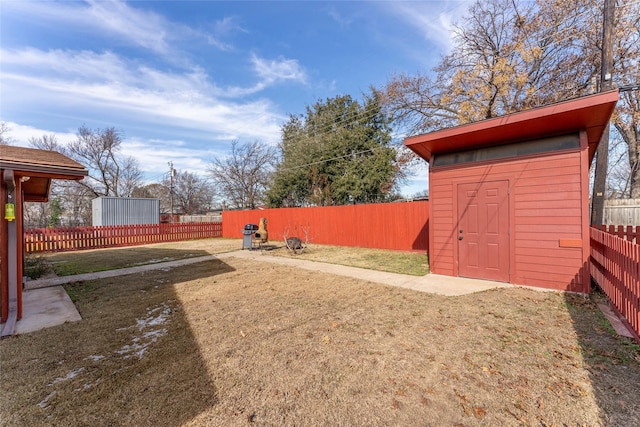 view of yard featuring a storage unit