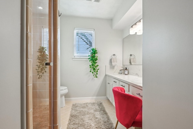 full bathroom featuring visible vents, baseboards, tiled shower, toilet, and vanity