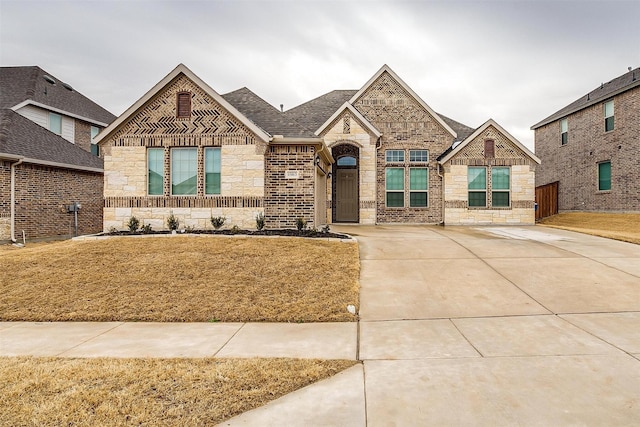 craftsman-style house featuring a front yard