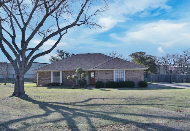 ranch-style house featuring a front yard