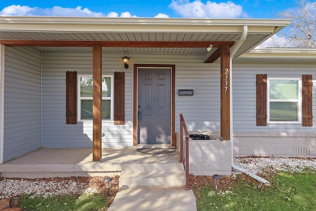 entrance to property featuring covered porch