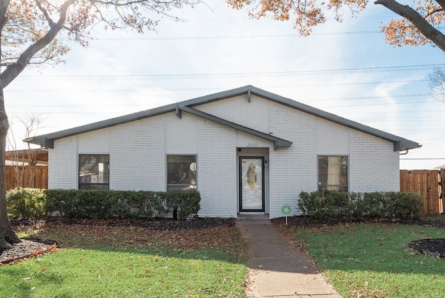 view of front of house featuring a front lawn