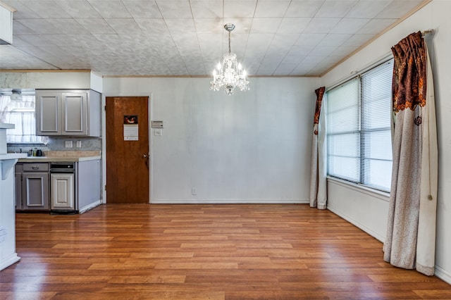 kitchen featuring a notable chandelier, hanging light fixtures, light hardwood / wood-style floors, and gray cabinetry