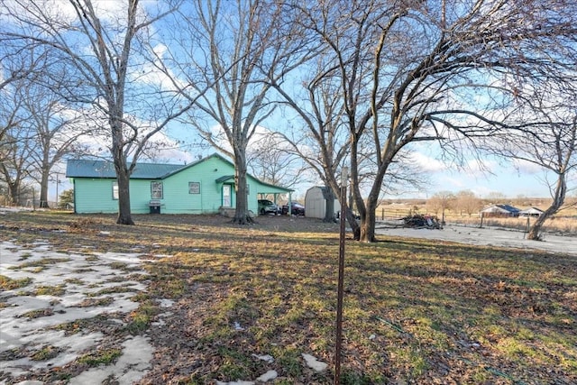 view of yard with a shed