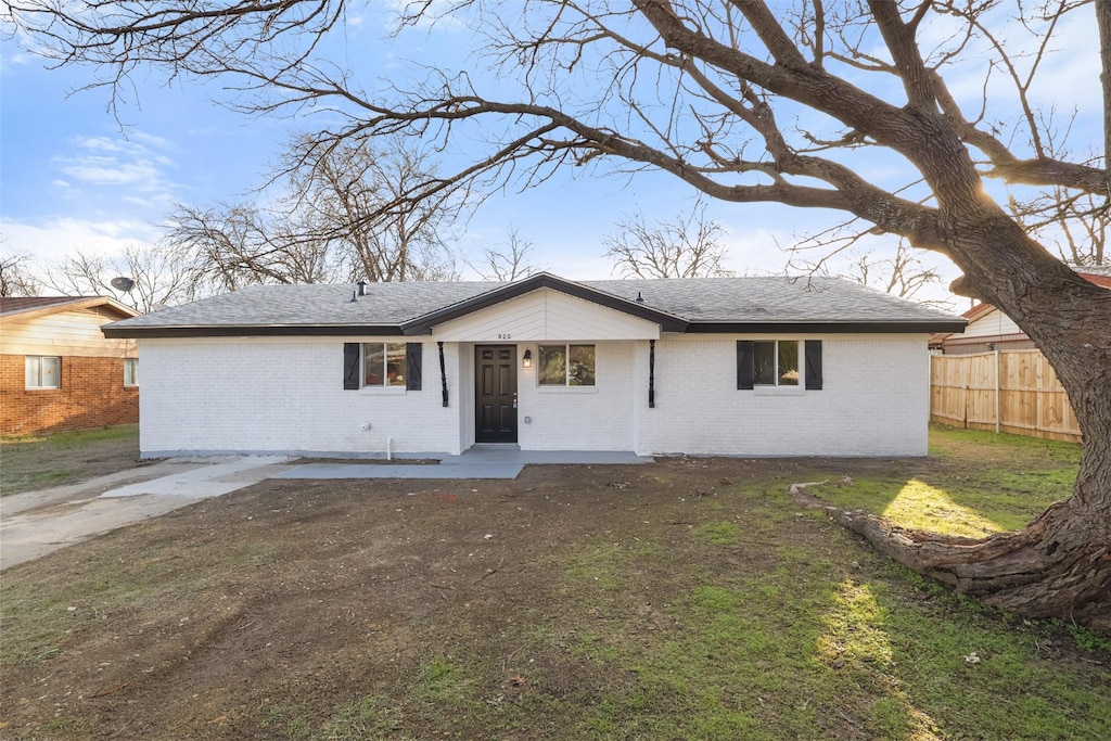 single story home featuring a front yard