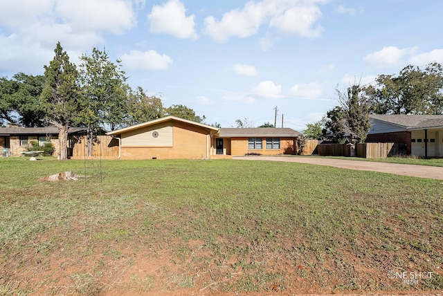 single story home with a front lawn