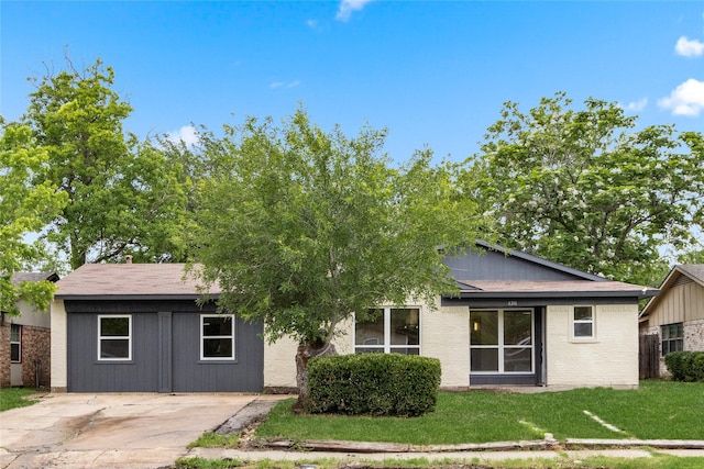 view of front of property with a front lawn