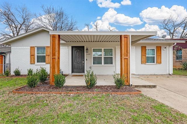 view of front of home featuring a front yard