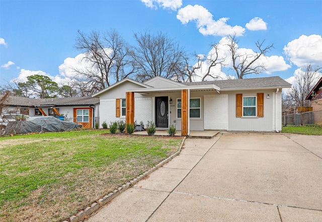 single story home featuring a front yard