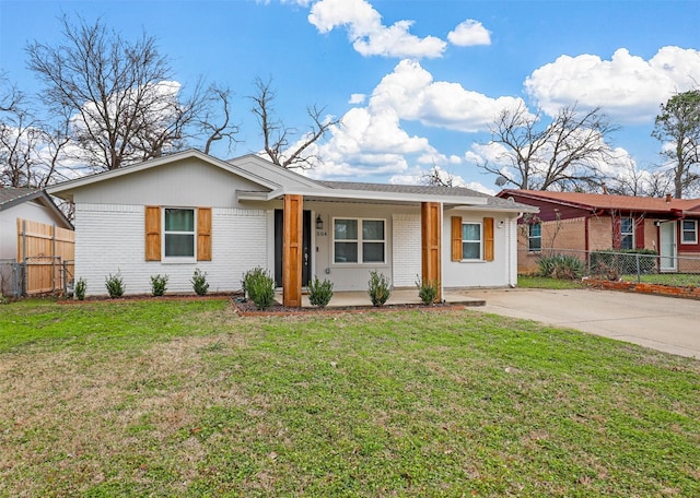 ranch-style home featuring a front lawn and covered porch