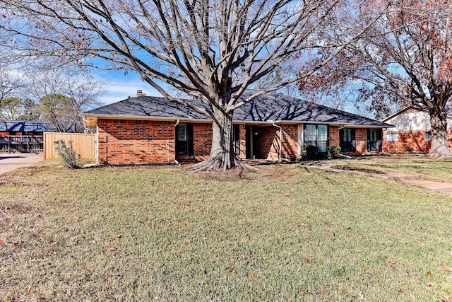 view of front of house featuring a front lawn