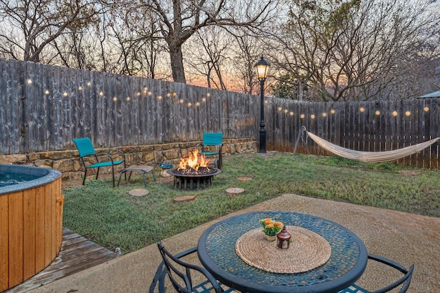 view of yard featuring an outdoor fire pit