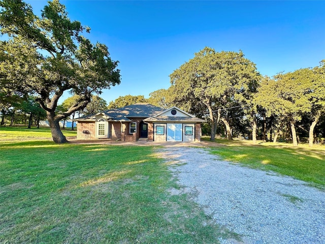 ranch-style home featuring a front lawn