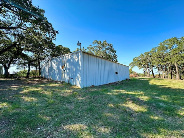 view of outdoor structure with a yard