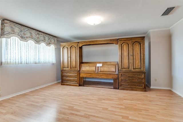 unfurnished bedroom featuring light wood-style floors, visible vents, ornamental molding, and baseboards