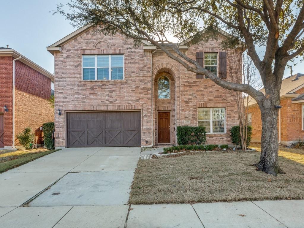 view of front of home featuring a front lawn and a garage