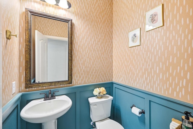 bathroom featuring toilet and sink