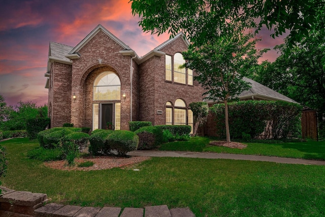 view of front of house featuring a yard