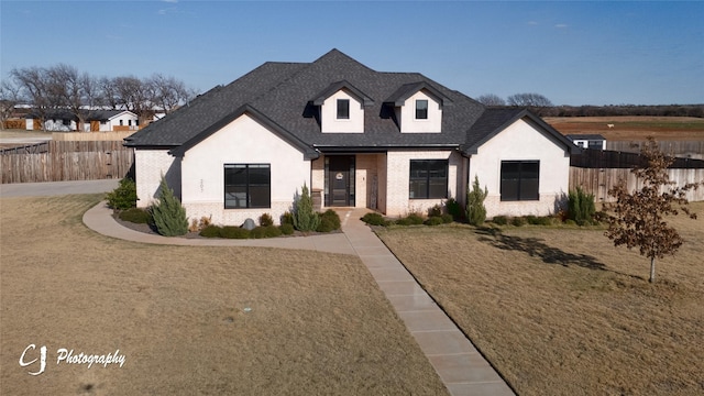 view of front of property featuring a front yard