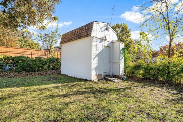 view of outdoor structure with a yard