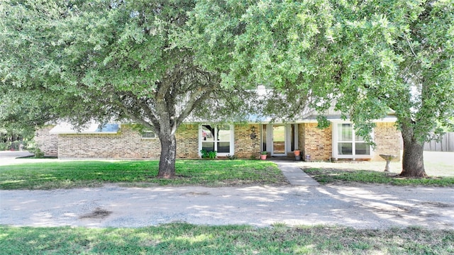 view of front of house featuring a front lawn