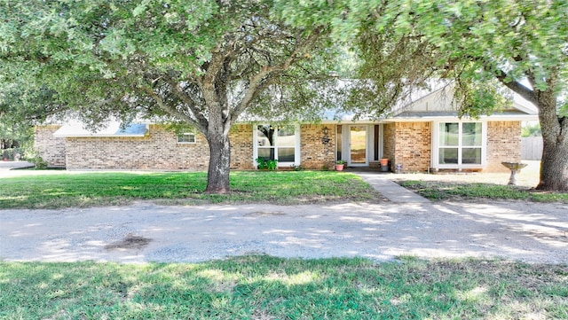 single story home featuring a front yard