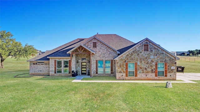 view of front of property featuring a front yard