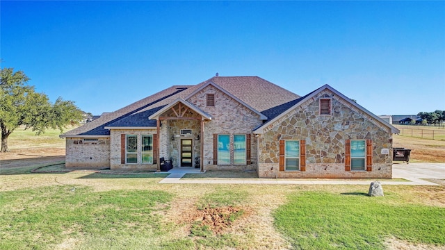 view of front of property featuring a front yard