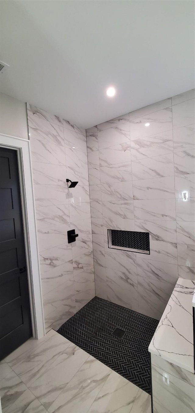 bathroom featuring tiled shower